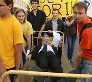 Vilniaus universiteto dėstytojai ir studentai i&scaron; Vinco Kudirkos aik&scaron;tės Gedimino prospektu žygiavo  į universiteto centrinius rūmus.