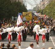 Vilniaus universiteto dėstytojai ir studentai i&scaron; Vinco Kudirkos aik&scaron;tės Gedimino prospektu žygiavo  į universiteto centrinius rūmus.