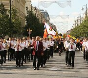 Vilniaus universiteto dėstytojai ir studentai i&scaron; Vinco Kudirkos aik&scaron;tės Gedimino prospektu žygiavo  į universiteto centrinius rūmus.