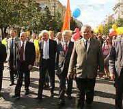 Vilniaus universiteto dėstytojai ir studentai i&scaron; Vinco Kudirkos aik&scaron;tės Gedimino prospektu žygiavo  į universiteto centrinius rūmus.