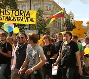 Vilniaus universiteto dėstytojai ir studentai i&scaron; Vinco Kudirkos aik&scaron;tės Gedimino prospektu žygiavo  į universiteto centrinius rūmus.