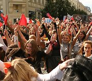 Vilniaus universiteto dėstytojai ir studentai i&scaron; Vinco Kudirkos aik&scaron;tės Gedimino prospektu žygiavo  į universiteto centrinius rūmus.