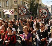 Vilniaus universiteto dėstytojai ir studentai i&scaron; Vinco Kudirkos aik&scaron;tės Gedimino prospektu žygiavo  į universiteto centrinius rūmus.