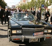 Vilniaus universiteto dėstytojai ir studentai i&scaron; Vinco Kudirkos aik&scaron;tės Gedimino prospektu žygiavo  į universiteto centrinius rūmus.