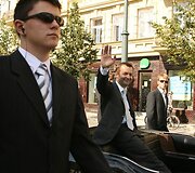 Vilniaus universiteto dėstytojai ir studentai i&scaron; Vinco Kudirkos aik&scaron;tės Gedimino prospektu žygiavo  į universiteto centrinius rūmus.