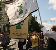 Vilniaus universiteto dėstytojai ir studentai i&scaron; Vinco Kudirkos aik&scaron;tės Gedimino prospektu žygiavo  į universiteto centrinius rūmus.