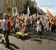 Vilniaus universiteto dėstytojai ir studentai i&scaron; Vinco Kudirkos aik&scaron;tės Gedimino prospektu žygiavo  į universiteto centrinius rūmus.