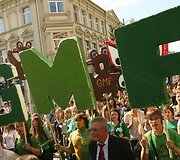 Vilniaus universiteto dėstytojai ir studentai i&scaron; Vinco Kudirkos aik&scaron;tės Gedimino prospektu žygiavo  į universiteto centrinius rūmus.