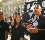 Vilniaus universiteto dėstytojai ir studentai i&scaron; Vinco Kudirkos aik&scaron;tės Gedimino prospektu žygiavo  į universiteto centrinius rūmus.