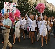 Vilniaus universiteto dėstytojai ir studentai i&scaron; Vinco Kudirkos aik&scaron;tės Gedimino prospektu žygiavo  į universiteto centrinius rūmus.