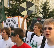 Vilniaus universiteto dėstytojai ir studentai i&scaron; Vinco Kudirkos aik&scaron;tės Gedimino prospektu žygiavo  į universiteto centrinius rūmus.