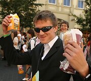 Vilniaus universiteto dėstytojai ir studentai i&scaron; Vinco Kudirkos aik&scaron;tės Gedimino prospektu žygiavo  į universiteto centrinius rūmus.