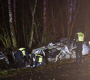 Policijos stabdomas BMW nestojo &ndash; nulėkė nuo kelio ir trenkėsi į medį: žuvo jaunas vairuotojas