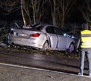 Policijos stabdomas BMW nestojo &ndash; nulėkė nuo kelio ir trenkėsi į medį: žuvo jaunas vairuotojas