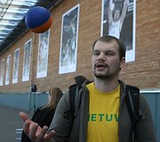 Lietuvos vyrų krep&scaron;inio rinktinės fotografo Tomo Tumalovičiaus parodos atidaryme dalyvavo ne tik rinktinės sirgaliai, tačiau ir patys krep&scaron;ininkai.