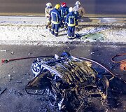 Vilniuje užsiliepsnojo į tiltą atsitrenkęs automobilis