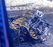 Vilniuje užsiliepsnojo į tiltą atsitrenkęs automobilis