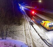 Vilniuje užsiliepsnojo į tiltą atsitrenkęs automobilis