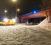 Vilniuje užsiliepsnojo į tiltą atsitrenkęs automobilis