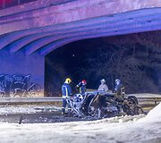 Vilniuje užsiliepsnojo į tiltą atsitrenkęs automobilis