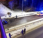 Vilniuje užsiliepsnojo į tiltą atsitrenkęs automobilis