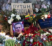 Žmonės rinkosi prie KGB muziejaus pagerbti Aleksejaus Navalno