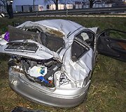Vilniaus pakra&scaron;tyje, Liepkalnio gatvėje apvirto automobilis &bdquo;Rover&ldquo;.
