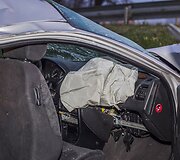 Vilniaus pakra&scaron;tyje, Liepkalnio gatvėje apvirto automobilis &bdquo;Rover&ldquo;.