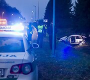 Vilniaus pakra&scaron;tyje, Liepkalnio gatvėje apvirto automobilis &bdquo;Rover&ldquo;.