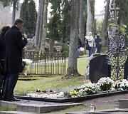 Algirdas Butkevičius su žmona Jolanta aplankė ir Justino Marcinkevičiaus kapą.