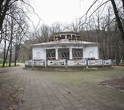 Vilniaus pilių teritorijos ir įvairių Lietuvos istorijos laikotarpių vaizdai ant &bdquo;Rotondos&ldquo; tvoros.