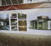 Vilniaus pilių teritorijos ir įvairių Lietuvos istorijos laikotarpių vaizdai ant &bdquo;Rotondos&ldquo; tvoros.