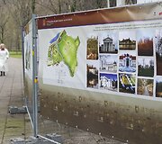 Vilniaus pilių teritorijos ir įvairių Lietuvos istorijos laikotarpių vaizdai ant &bdquo;Rotondos&ldquo; tvoros.
