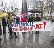 Vilniaus gyventojų grupelė piketu prie&scaron;inasi atliekų deginimo gamyklų statyboms.