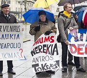 Vilniaus gyventojų grupelė piketu prie&scaron;inasi atliekų deginimo gamyklų statyboms.