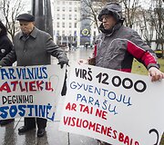 Vilniaus gyventojų grupelė piketu prie&scaron;inasi atliekų deginimo gamyklų statyboms.