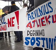 Vilniaus gyventojų grupelė piketu prie&scaron;inasi atliekų deginimo gamyklų statyboms.