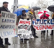 Vilniaus gyventojų grupelė piketu prie&scaron;inasi atliekų deginimo gamyklų statyboms.