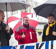 Vilniaus gyventojų grupelė piketu prie&scaron;inasi atliekų deginimo gamyklų statyboms.