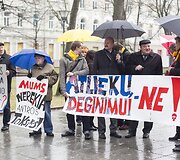 Vilniaus gyventojų grupelė piketu prie&scaron;inasi atliekų deginimo gamyklų statyboms.