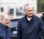 Olafas Scholzas, Gitanas Nausėda