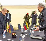 Olafas Scholzas, Gitanas Nausėda