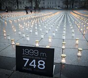 Žvakės Vilniaus Katedros aik&scaron;tėje &ndash; už žuvusius keliuose.