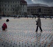 Žvakės Vilniaus Katedros aik&scaron;tėje &ndash; už žuvusius keliuose.