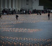 Žvakės Vilniaus Katedros aik&scaron;tėje &ndash; už žuvusius keliuose.