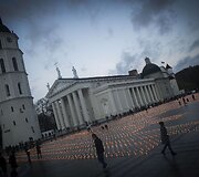 Žvakės Vilniaus Katedros aik&scaron;tėje &ndash; už žuvusius keliuose.