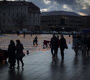 Žvakės Vilniaus Katedros aik&scaron;tėje &ndash; už žuvusius keliuose.