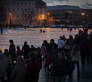 Žvakės Vilniaus Katedros aik&scaron;tėje &ndash; už žuvusius keliuose.