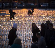 Žvakės Vilniaus Katedros aik&scaron;tėje &ndash; už žuvusius keliuose.