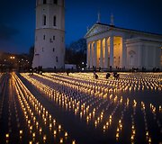 Žvakės Vilniaus Katedros aik&scaron;tėje &ndash; už žuvusius keliuose.